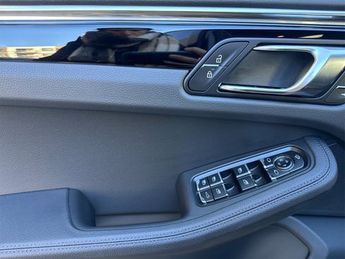 Used 2025 Porsche Macan image 12