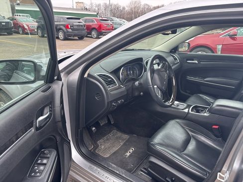 Used 2016 Chrysler 300 C image 7