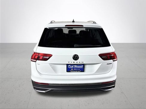 Certified 2022 Volkswagen Tiguan SE w/ Panoramic Sunroof Package AWD/4WD image 8
