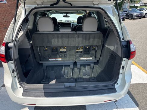 Used 2016 Toyota Sienna XLE FWD image 40