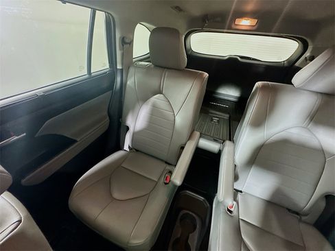 Used 2025 Toyota Highlander XLE image 12