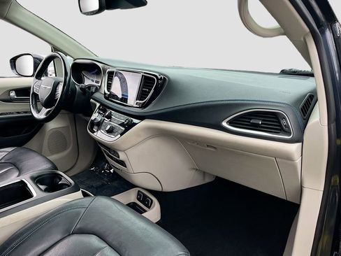 Certified 2021 Chrysler Pacifica Touring-L w/ Uconnect Theater Family Group FWD image 30