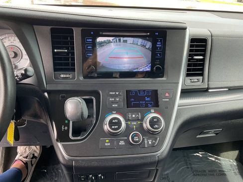 Used 2015 Toyota Sienna SE FWD image 20