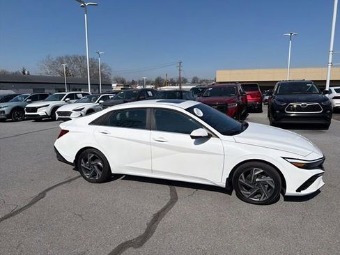 Certified 2025 Hyundai Elantra Limited image 9