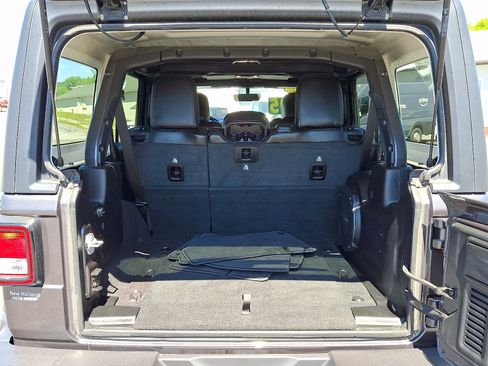 Used 2022 Jeep Wrangler Unlimited Sahara w/ Cold Weather Group AWD/4WD image 29