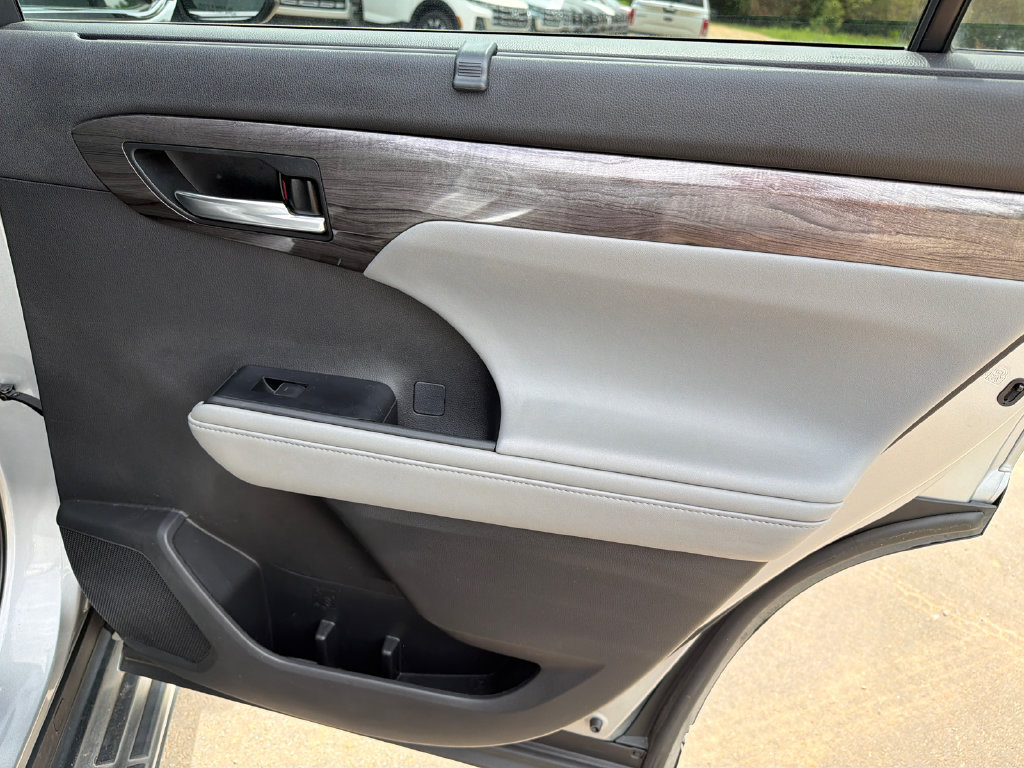 Used 2020 Toyota Highlander Limited FWD image 16