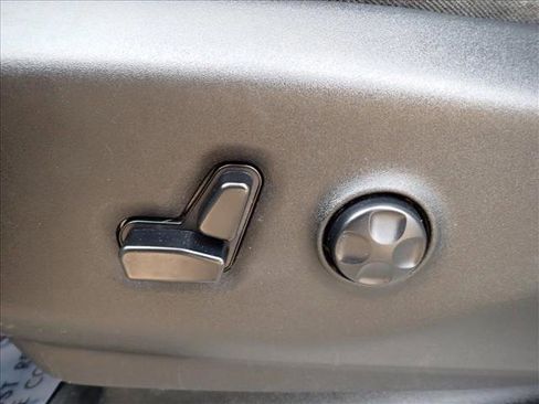 Used 2019 Chrysler Pacifica Touring-L image 13