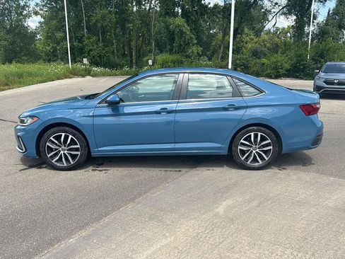Used 2025 Volkswagen Jetta SE FWD image 2