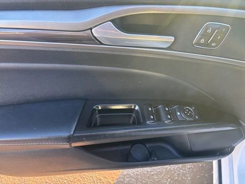 Used 2017 Ford Fusion SE w/ Fusion SE Technology Package image 20