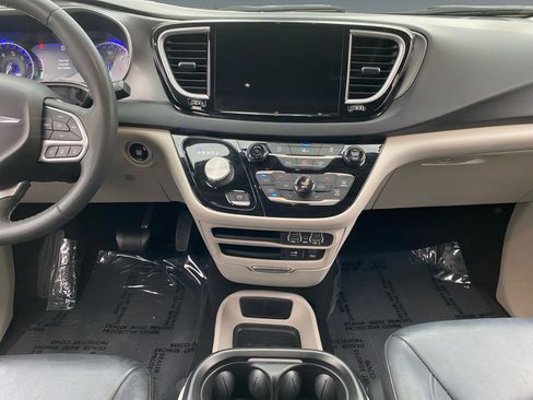 Used 2022 Chrysler Pacifica Touring-L image 11