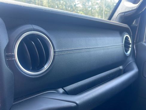 Used 2018 Jeep Wrangler Unlimited Sahara AWD/4WD image 30