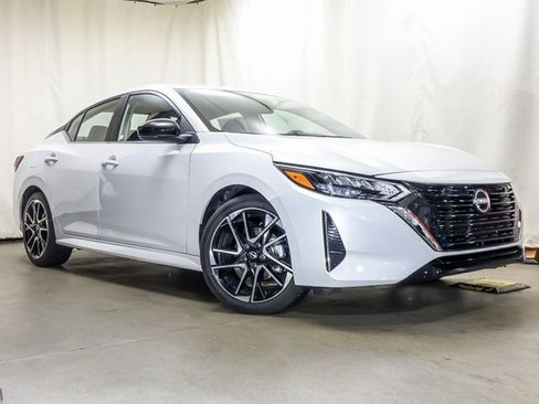 Used 2025 Nissan Sentra SR image 2