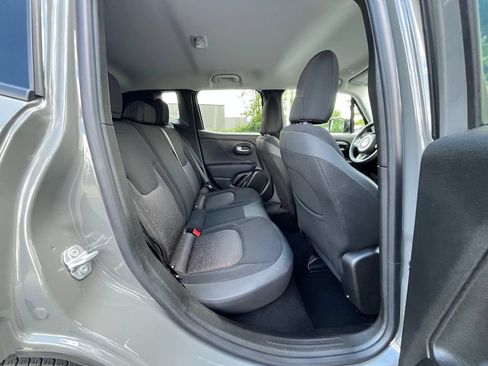 Used 2023 Jeep Renegade Latitude AWD/4WD image 19