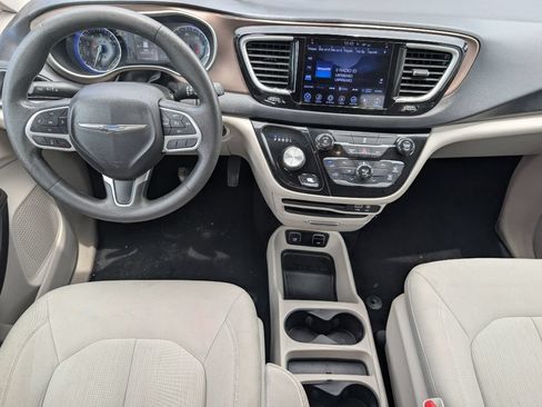 Used 2017 Chrysler Pacifica Touring FWD image 7