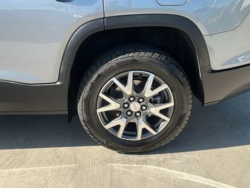 Used 2023 GMC Acadia SLE FWD image 21