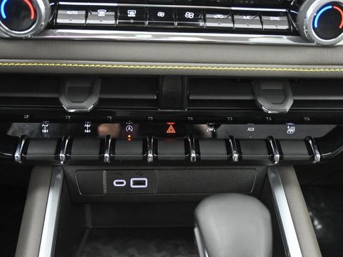 Used 2024 Chevrolet Colorado ZR2 w/ Technology Package image 30