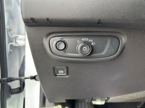 Used 2024 GMC Terrain SLE image 25