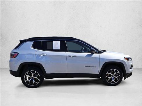 Used 2025 Jeep Compass Limited AWD/4WD image 4