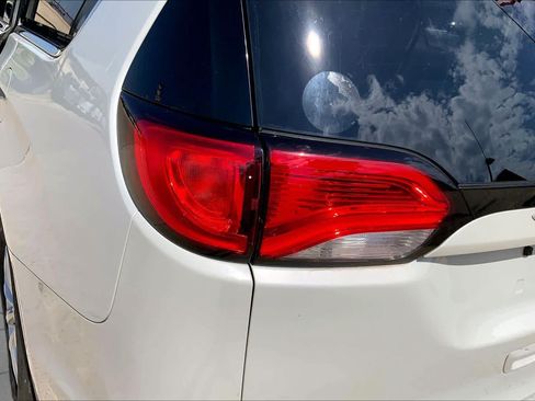 Used 2017 Chrysler Pacifica Touring-L FWD image 25