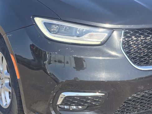 Used 2023 Chrysler Pacifica Touring-L FWD image 10