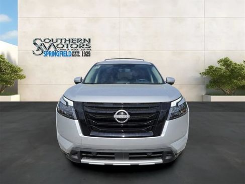 Used 2025 Nissan Pathfinder Platinum w/ Black Appearance Package FWD image 8