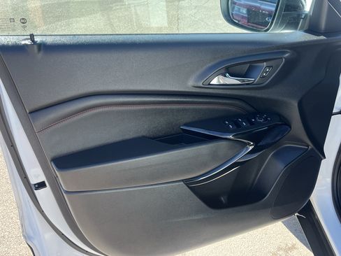 Used 2025 Chevrolet Trax RS FWD image 12
