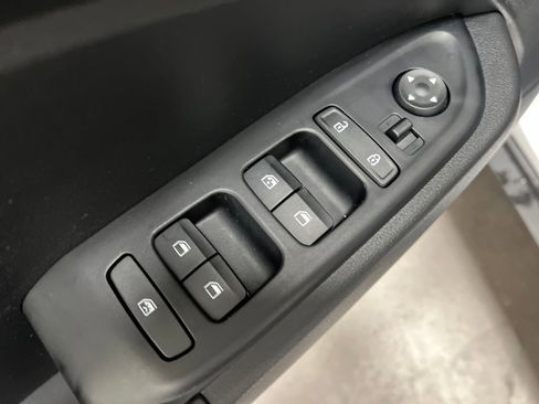 Used 2025 Hyundai Venue Limited FWD image 12