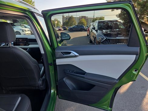 New 2025 Volkswagen Taos SEL image 30