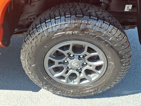Used 2018 Toyota Tacoma SR5 AWD/4WD image 10