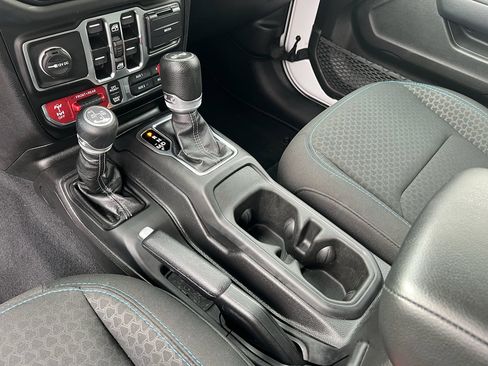 Used 2025 Jeep Wrangler Unlimited Rubicon 4xe w/ Convenience Group AWD/4WD image 25