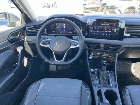 Certified 2025 Volkswagen Jetta SE image 7