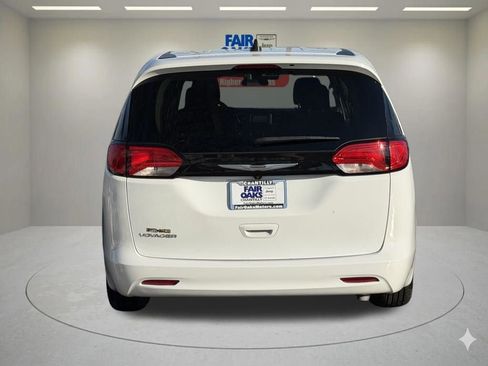 Used 2022 Chrysler Voyager LX image 9