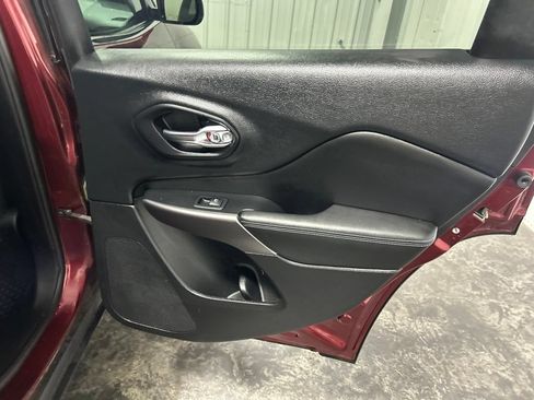 Used 2019 Jeep Cherokee Latitude w/ Cold Weather Group FWD image 15