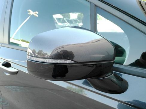 Used 2025 Kia Carnival FWD image 23