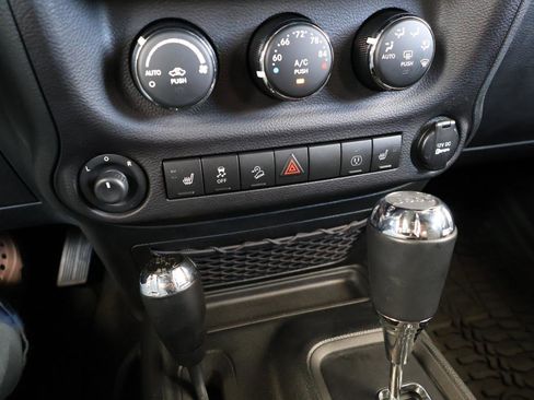 Used 2017 Jeep Wrangler Rubicon AWD/4WD image 35
