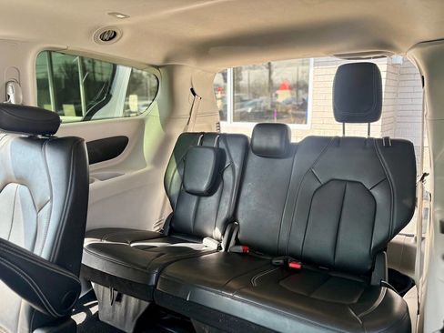 Used 2024 Chrysler Pacifica Touring-L image 23