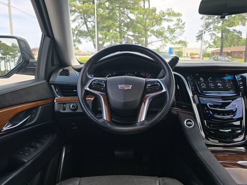 Used 2017 Cadillac Escalade Premium Luxury AWD/4WD image 13