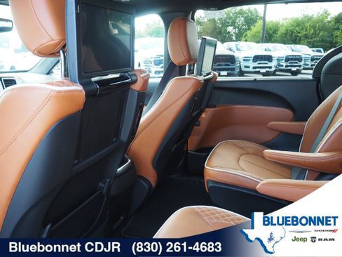 New 2026 Chrysler Pacifica Pinnacle FWD image 16