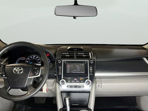 Used 2014 Toyota Camry L image 14