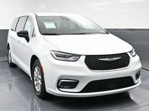 Used 2024 Chrysler Pacifica Touring-L image 4