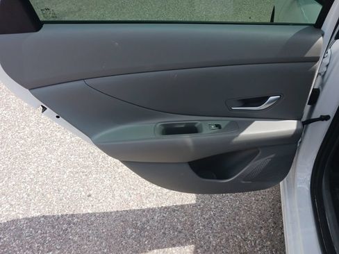 Used 2025 Hyundai Elantra SE FWD image 14