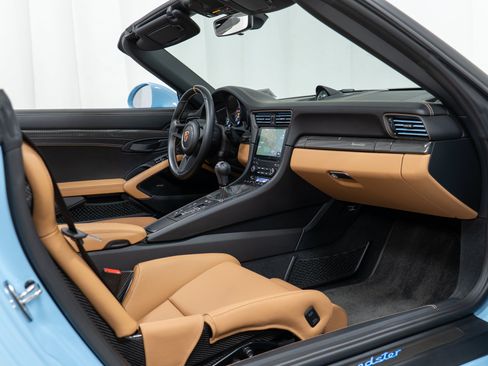 Certified 2019 Porsche 911 Speedster RWD image 40