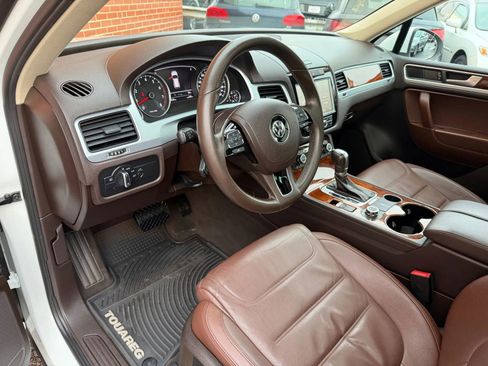 Used 2013 Volkswagen Touareg VR6 image 14