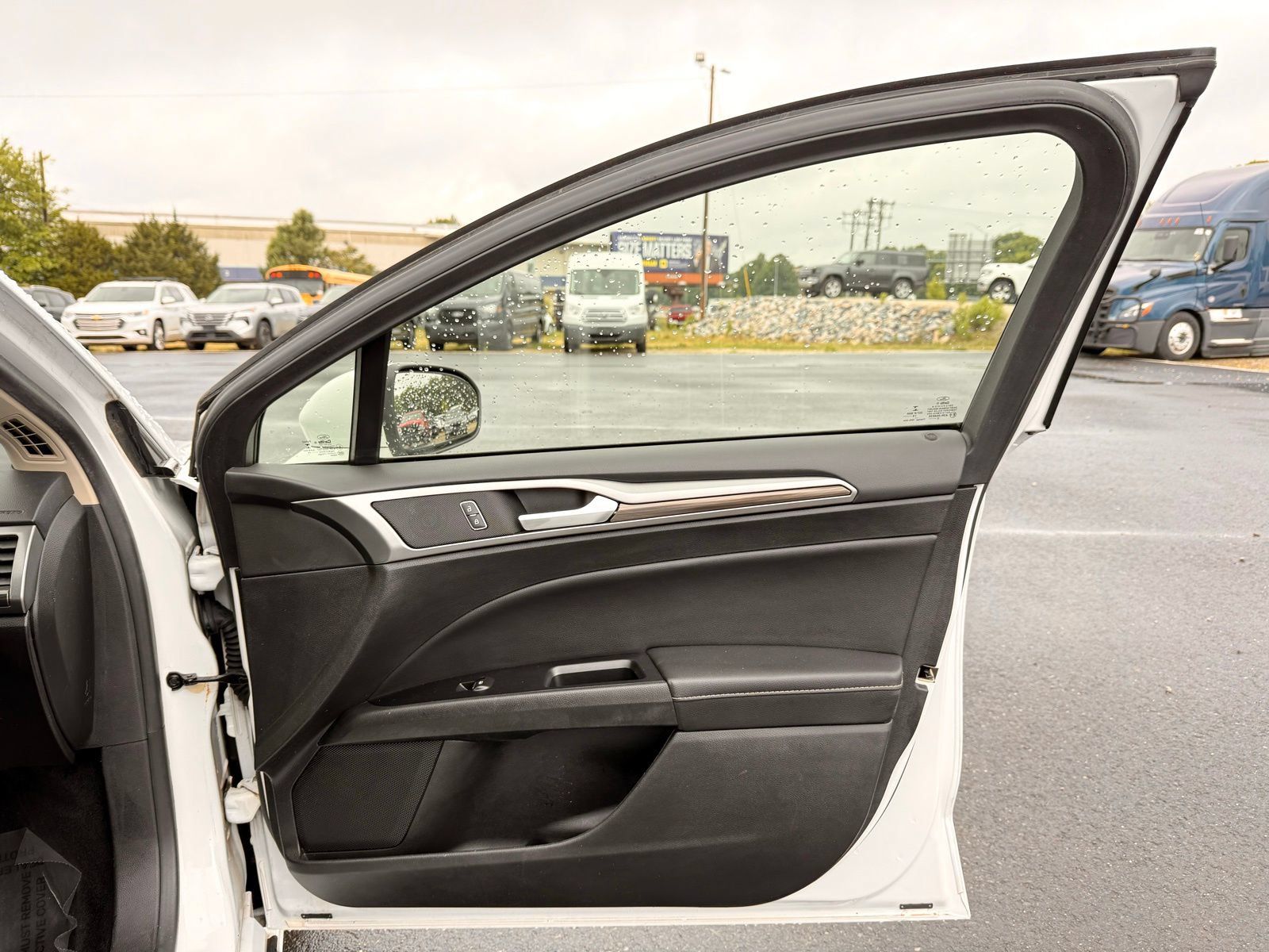 Used 2018 Ford Fusion SE w/ Equipment Group 602A FWD image 22
