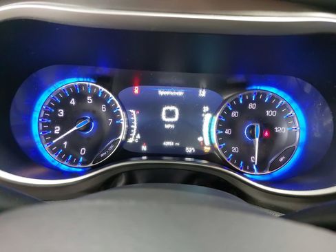 Used 2024 Chrysler Pacifica Touring-L image 20