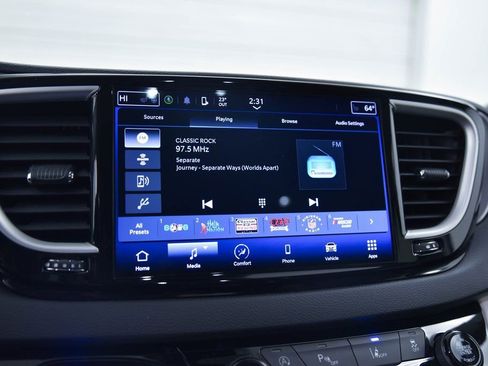 Used 2023 Chrysler Pacifica Touring-L image 20