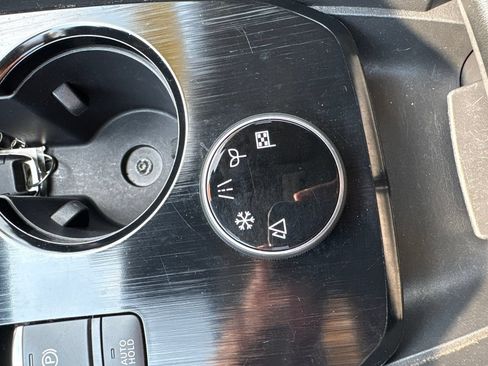 Used 2024 Nissan Rogue S AWD/4WD image 27
