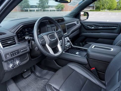 Used 2024 GMC Yukon XL Denali AWD/4WD image 4