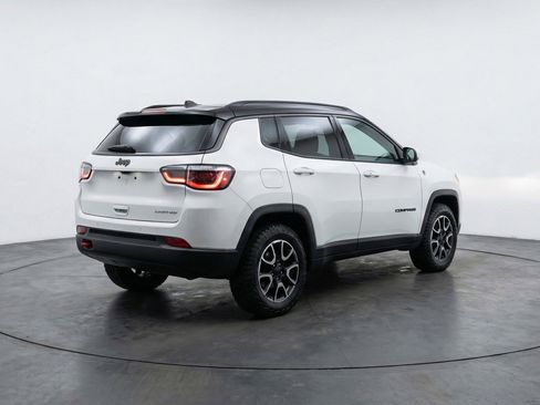 Used 2025 Jeep Compass Trailhawk AWD/4WD image 9