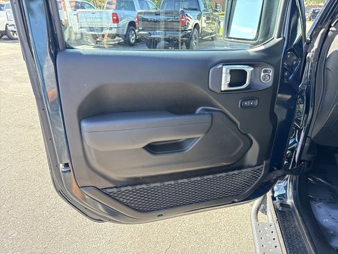 Used 2025 Jeep Gladiator Sport AWD/4WD image 9
